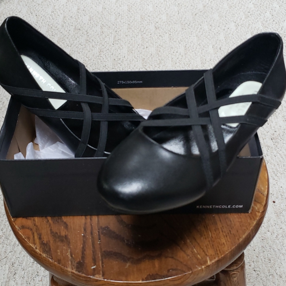 New Kenneth Cole Girls Black Flat Size 6 Shoes! 🖤